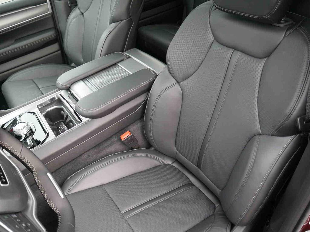 New 2025 Jeep Wagoneer L Series II w/ Convenience Group I image 32