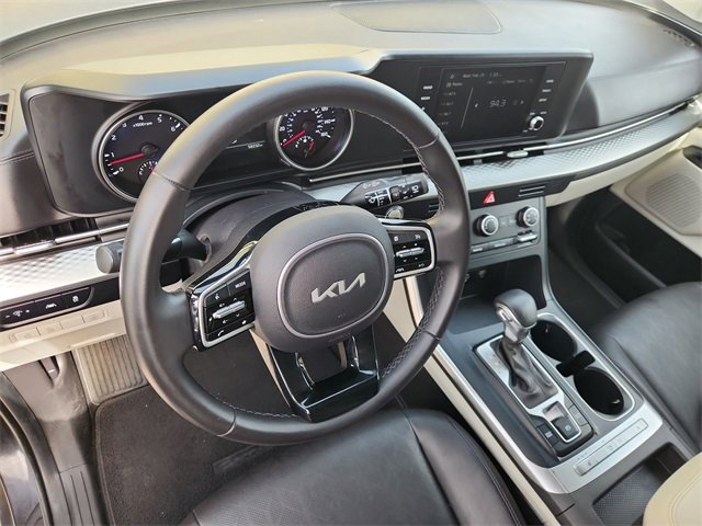 Used 2023 Kia Carnival LX image 10