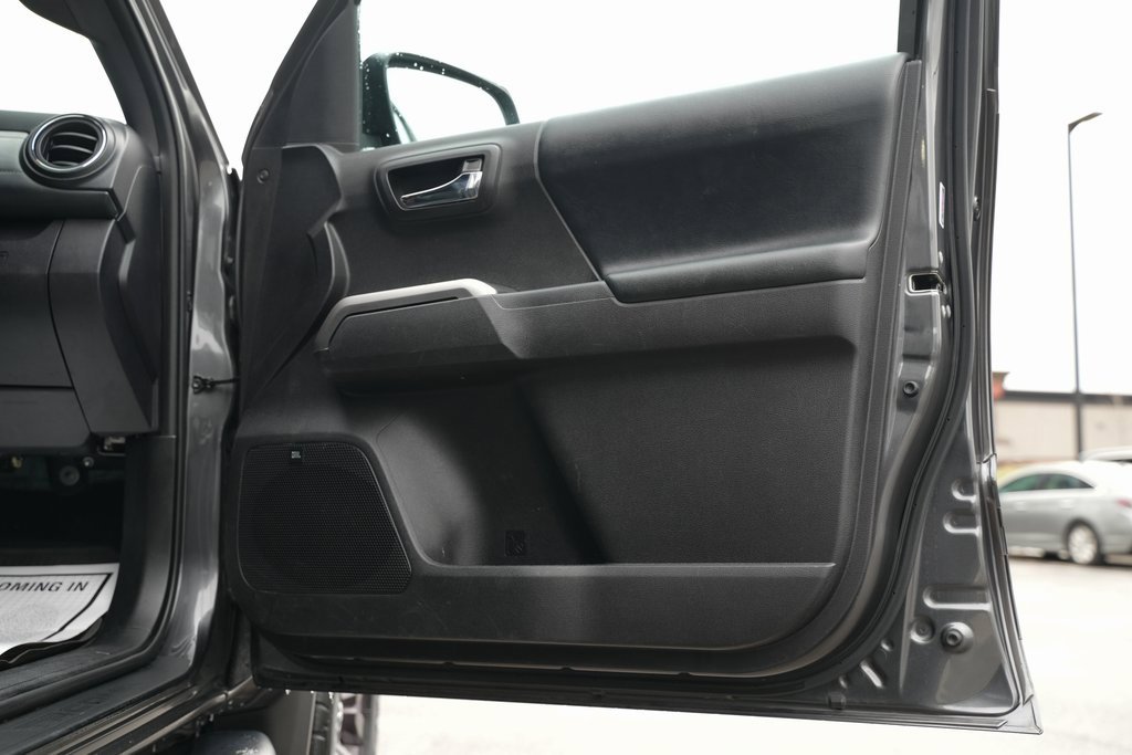 Used 2021 Toyota Tacoma Limited image 47
