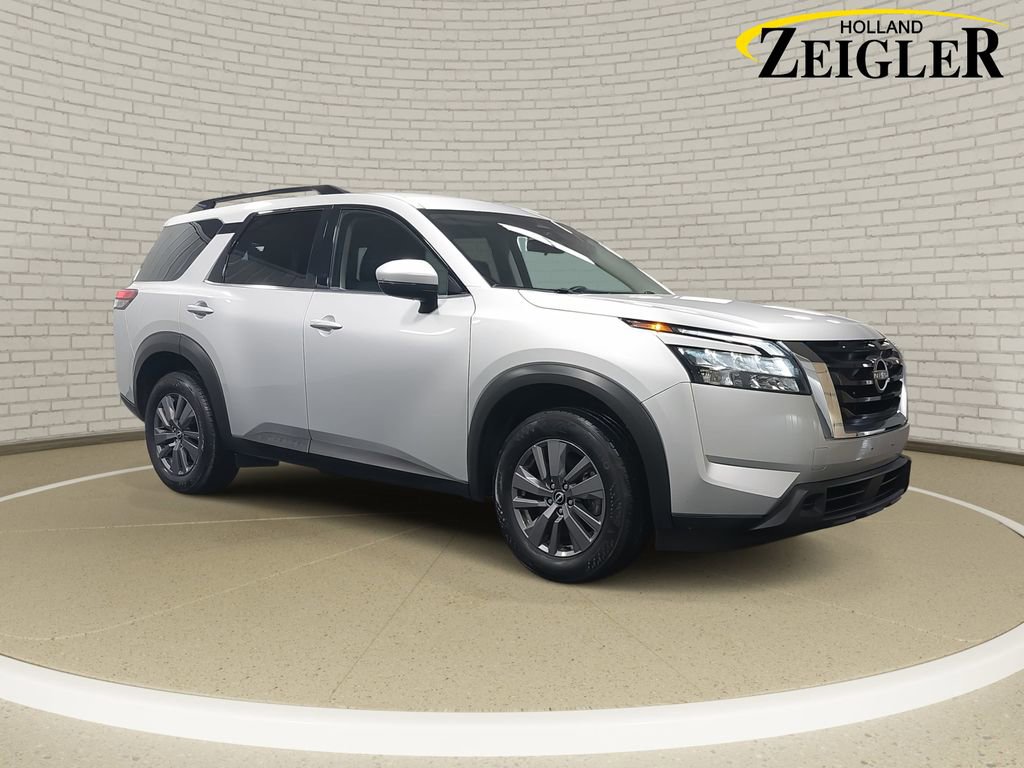 Used 2025 Nissan Pathfinder SV image 3