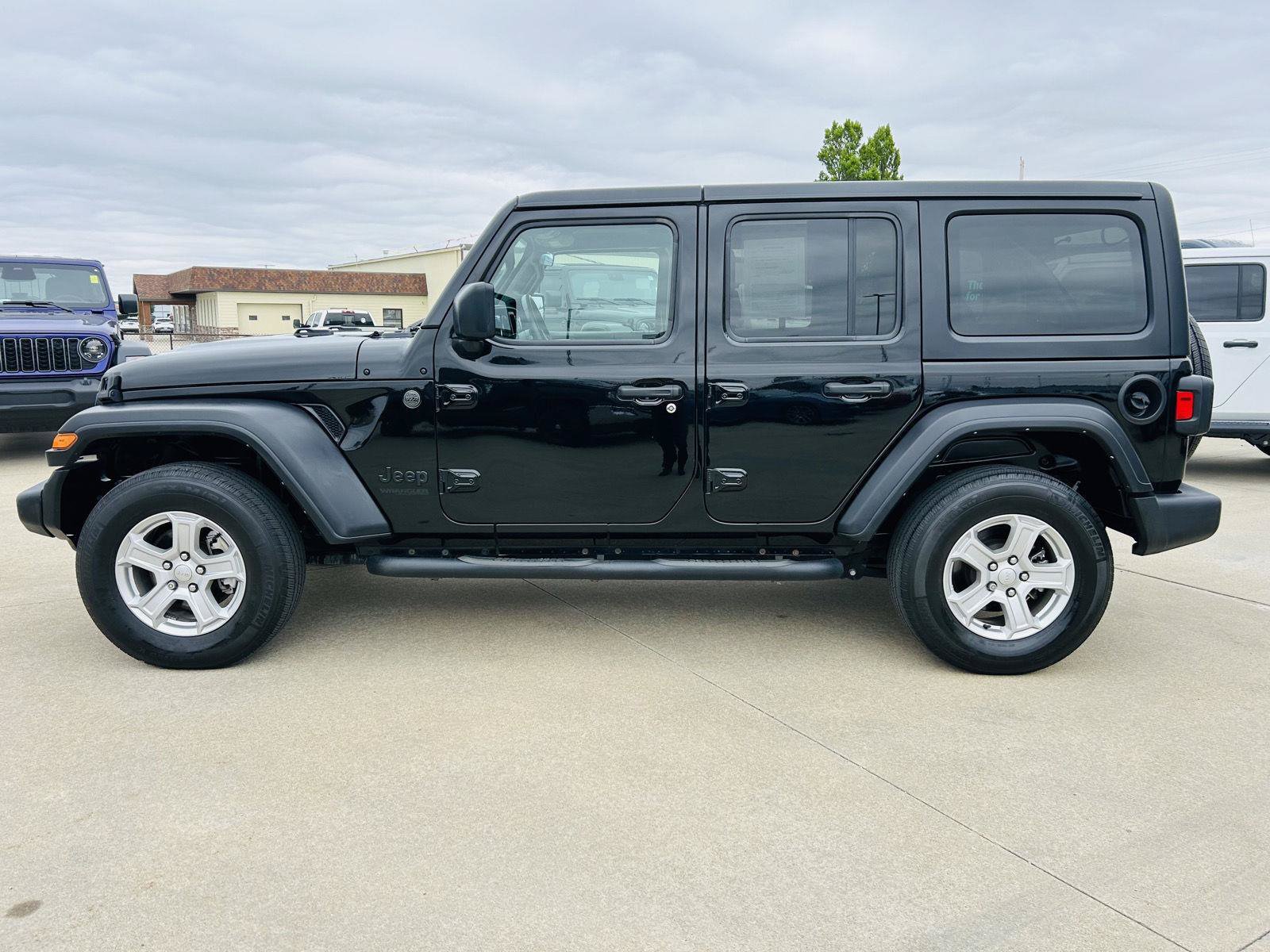 Used 2022 Jeep Wrangler Unlimited Sport AWD/4WD image 30