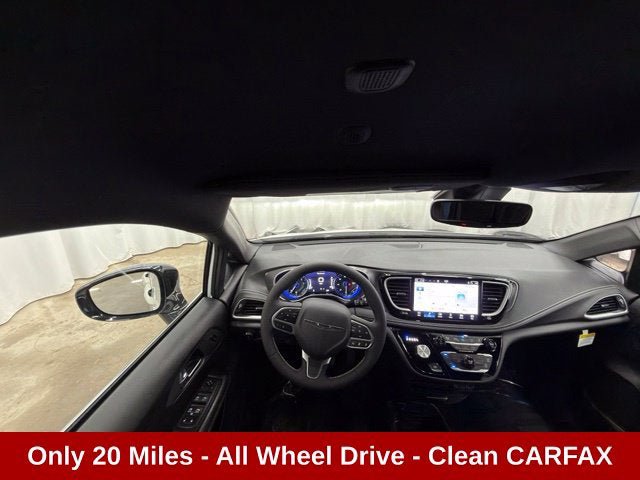 Used 2025 Chrysler Pacifica Select AWD/4WD image 13