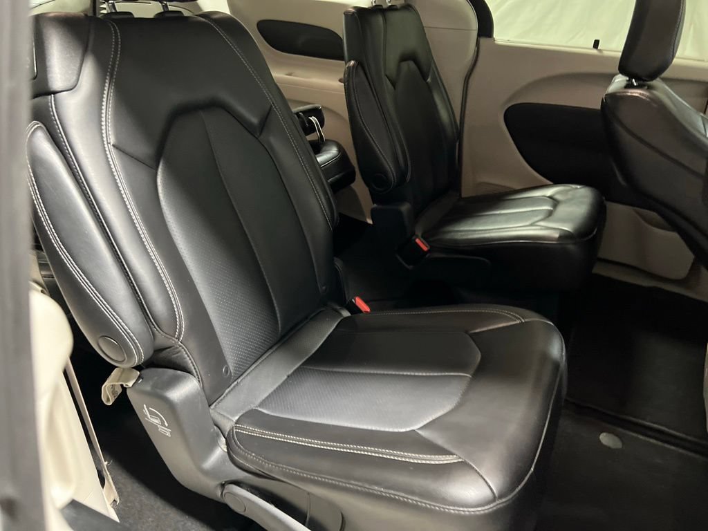 Used 2023 Chrysler Pacifica Touring-L FWD image 11