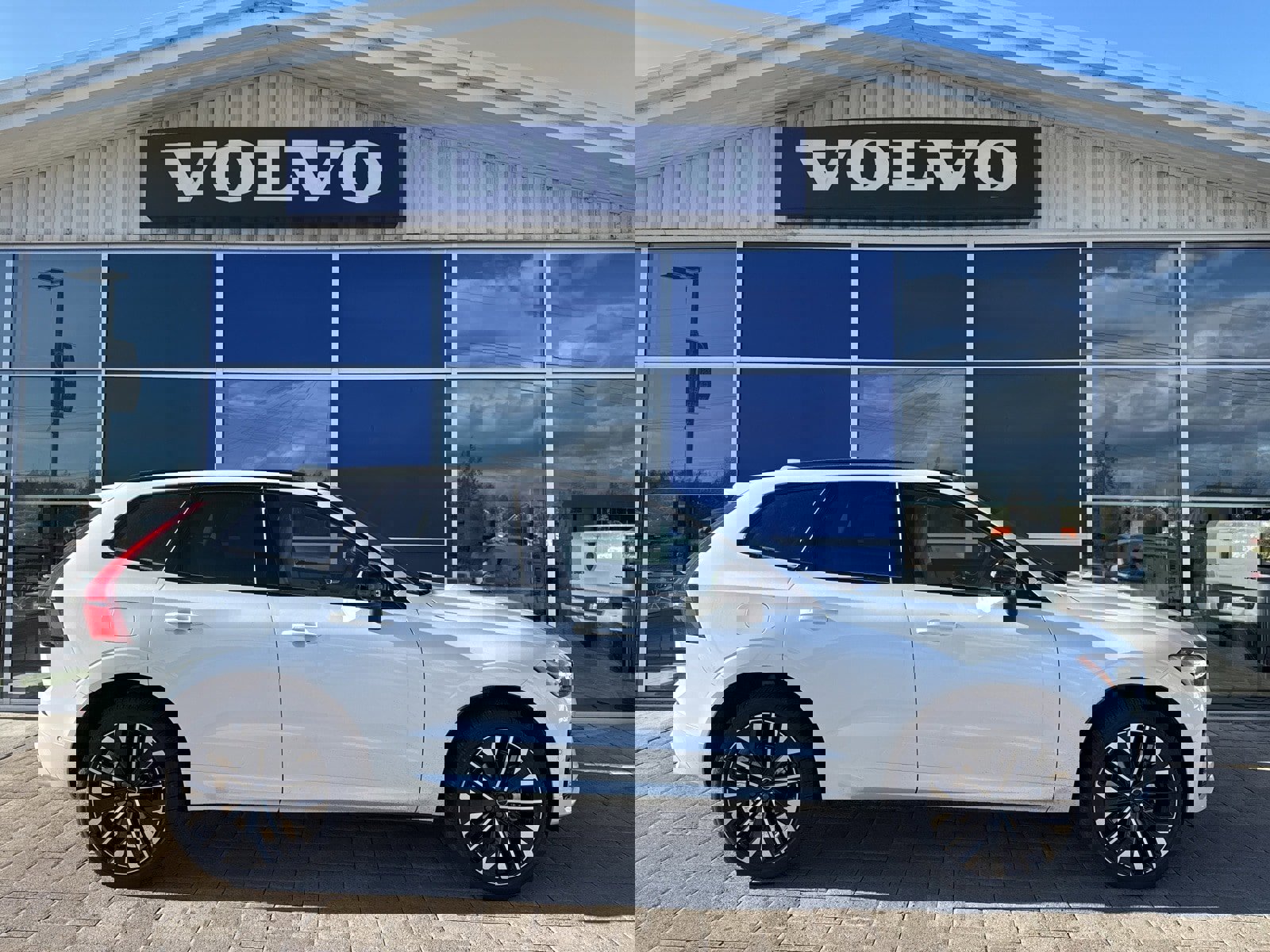 New 2026 Volvo XC60 B5 Ultra w/ Climate Package image 7