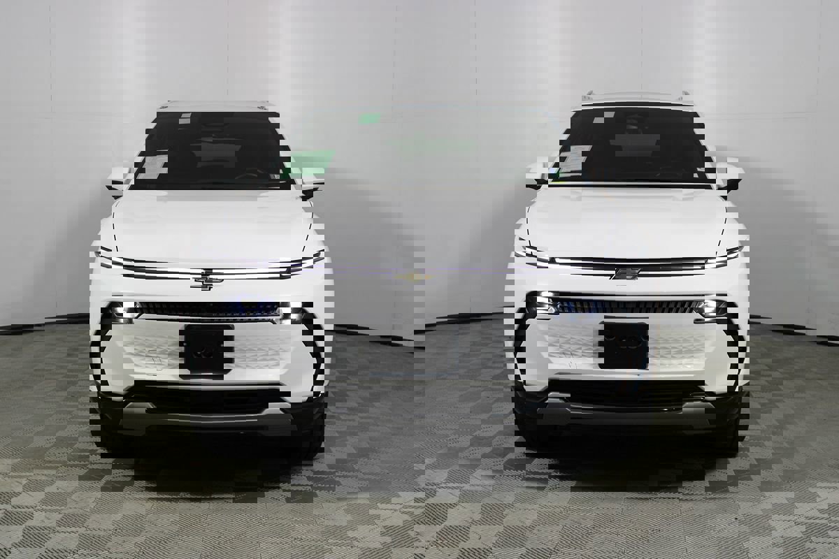 Used 2025 Chevrolet Equinox EV LT w/ Convenience Package image 2