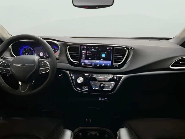 Used 2025 Chrysler Pacifica Select FWD image 12