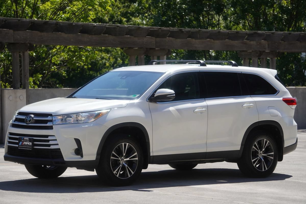 Used 2019 Toyota Highlander LE AWD/4WD image 3
