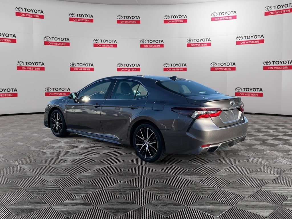 Used 2021 Toyota Camry SE w/ Cold Weather Package image 5