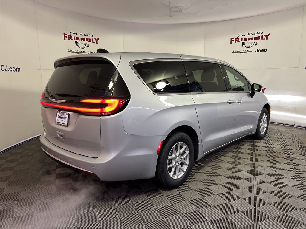 New 2026 Chrysler Pacifica Select image 3