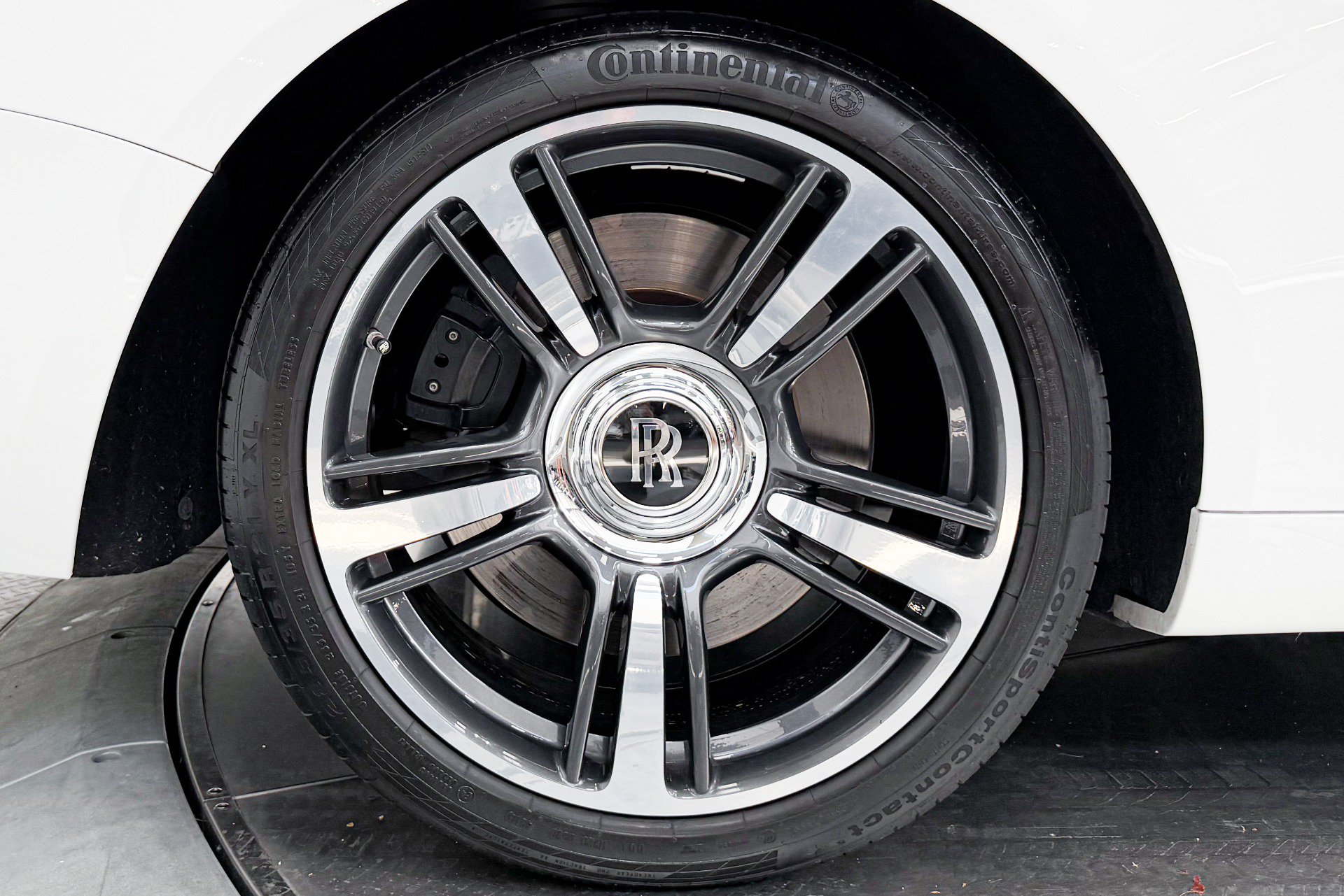 Used 2019 Rolls-Royce Wraith RWD image 32