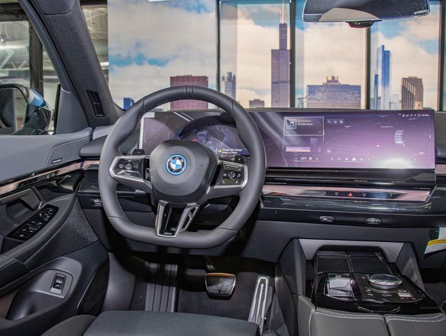 Used 2026 BMW 550e xDrive w/ Premium Package AWD/4WD image 16
