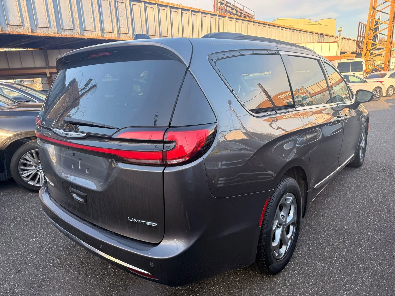 Used 2023 Chrysler Pacifica Limited image 5