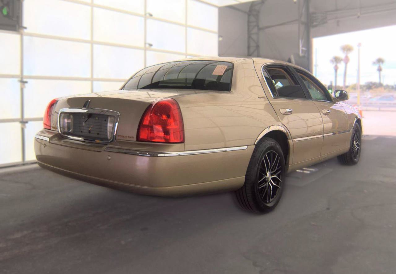 Used 2004 Lincoln Town Car Signature RWD image 4