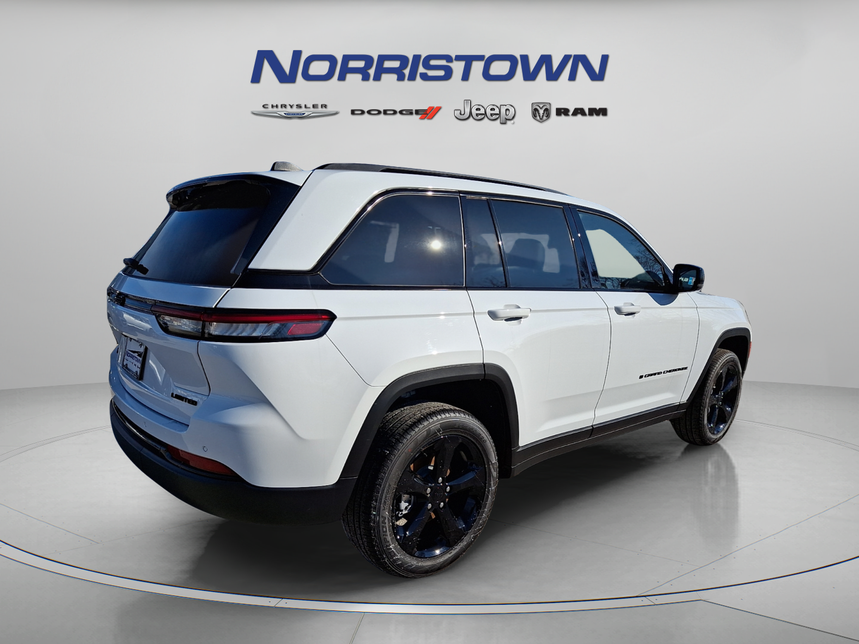 New 2025 Jeep Grand Cherokee Limited w/ Black Appearance Package AWD/4WD image 4