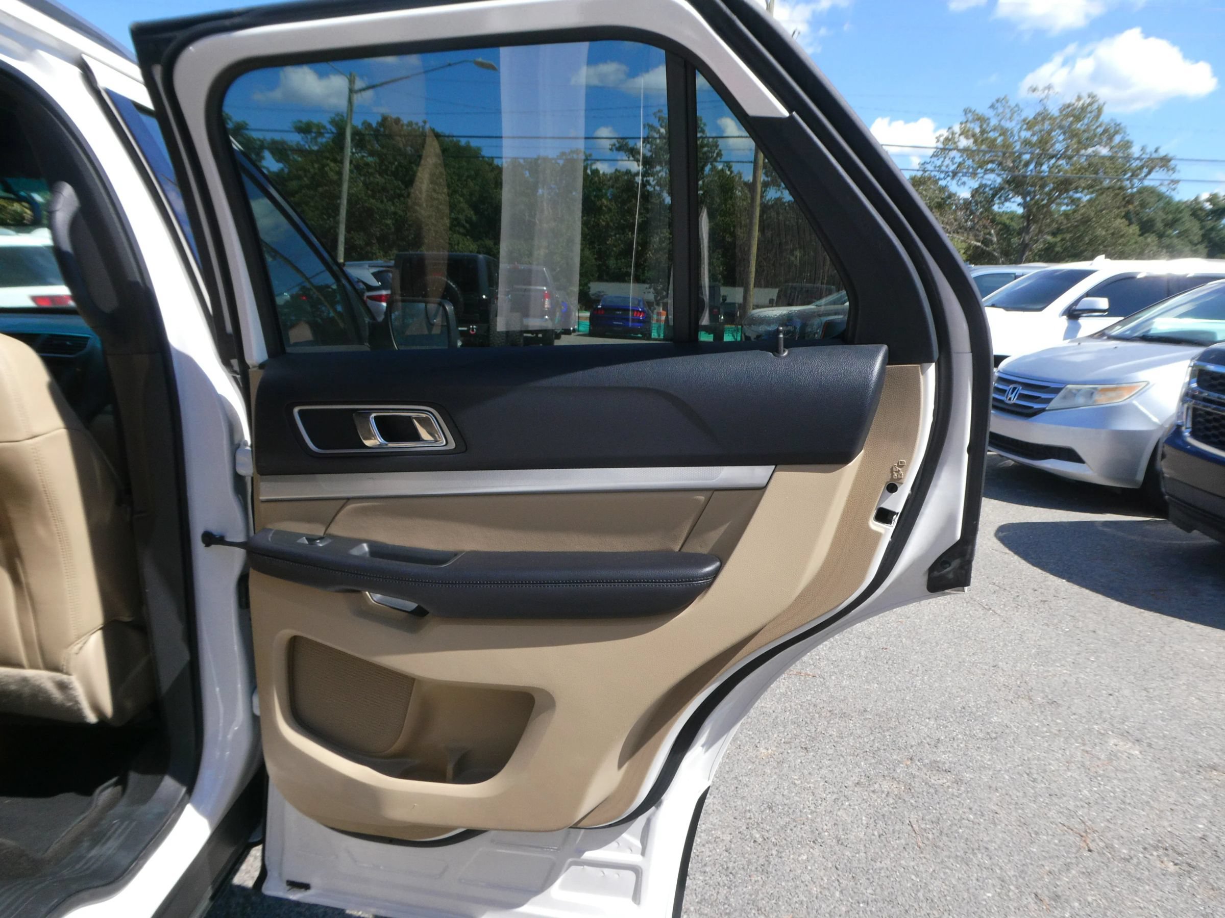 Used 2016 Ford Explorer XLT w/ Equipment Group 202A AWD/4WD image 25