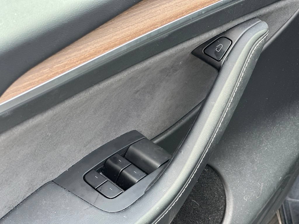 Used 2025 Tesla Model Y Long Range AWD/4WD image 18