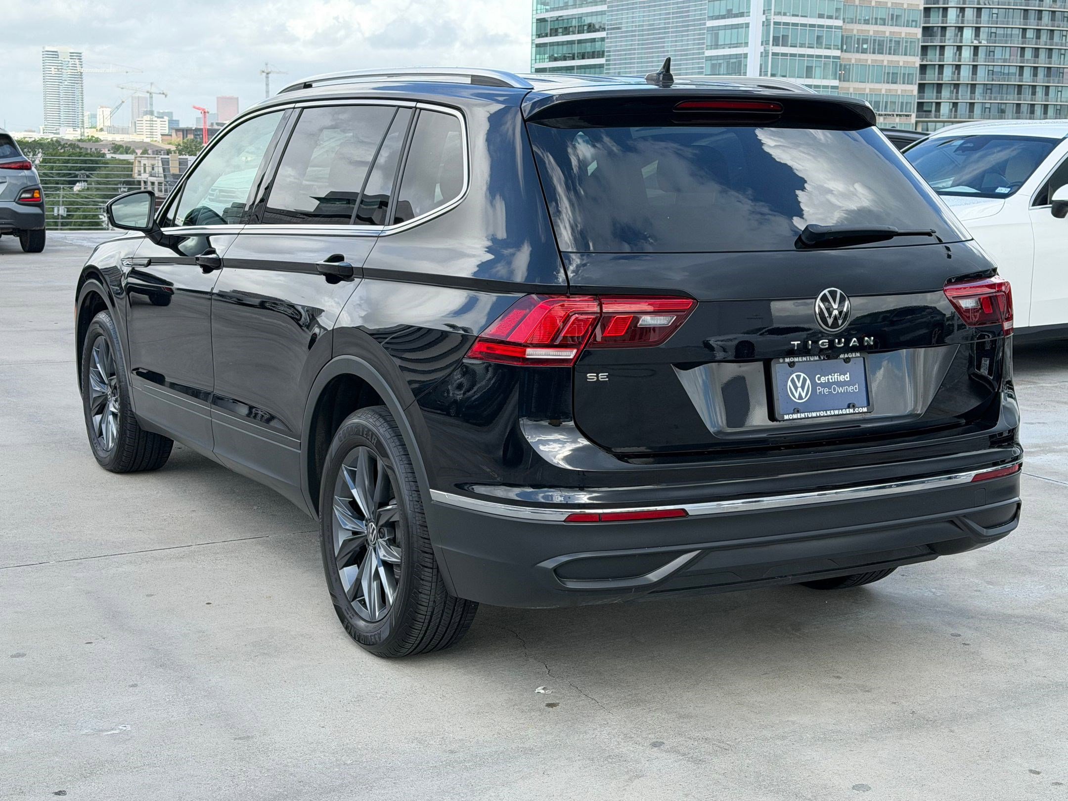 Certified 2022 Volkswagen Tiguan SE image 3