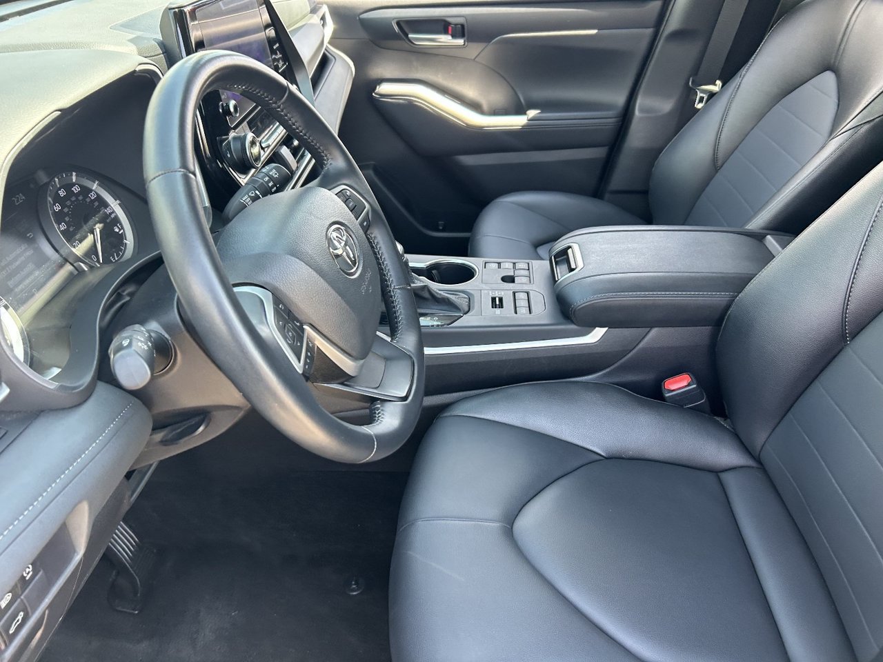 Used 2025 Toyota Highlander XLE AWD/4WD image 31