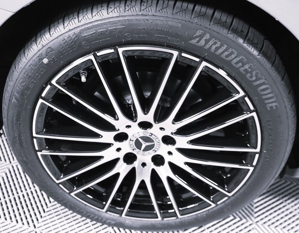 Used 2025 Mercedes-Benz C 300 4MATIC Sedan image 7