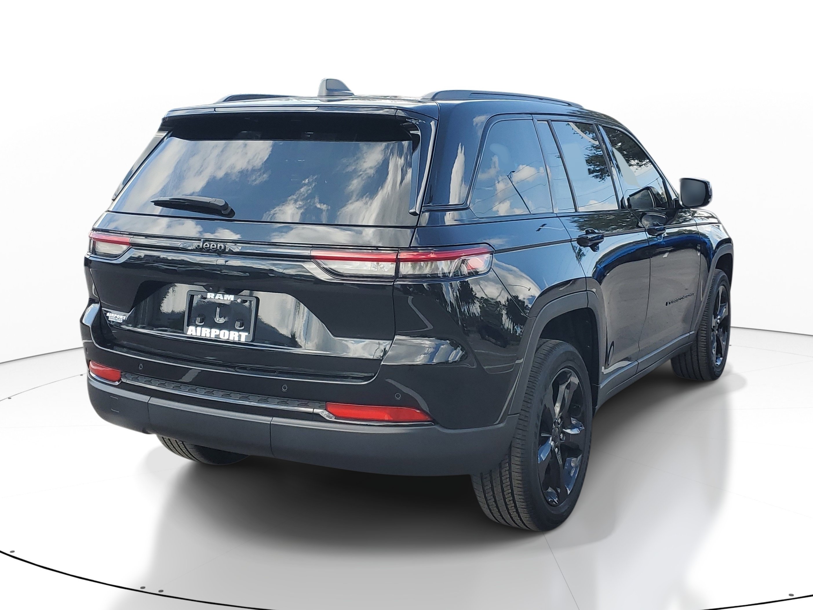 Used 2023 Jeep Grand Cherokee Altitude RWD image 6
