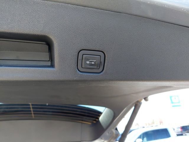 Used 2025 Chevrolet Traverse LT w/ Enhanced Driving Package image 32