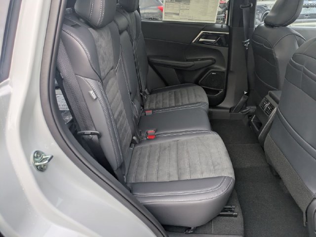 New 2025 Mitsubishi Outlander AWD image 32