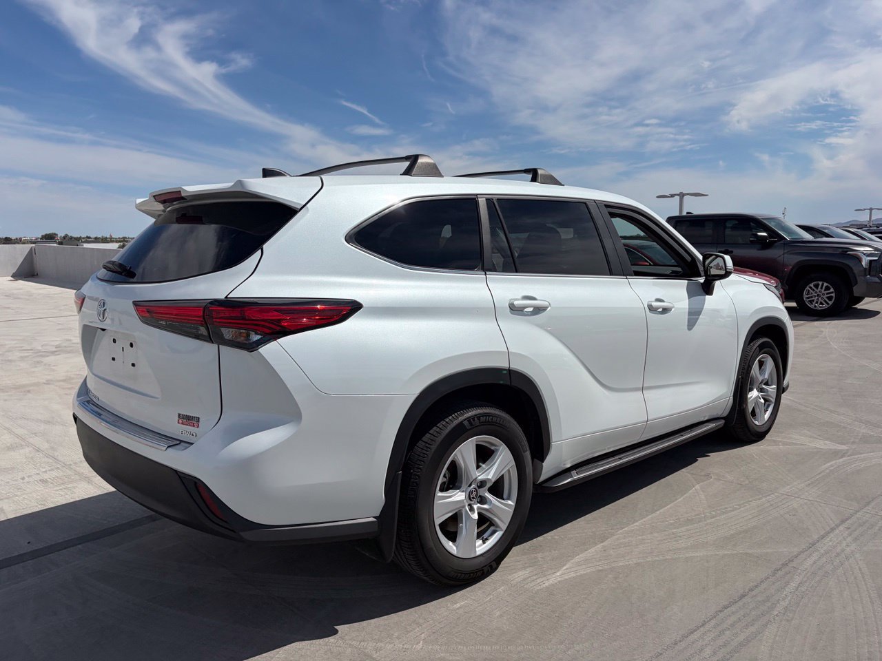 Used 2023 Toyota Highlander L AWD/4WD image 2