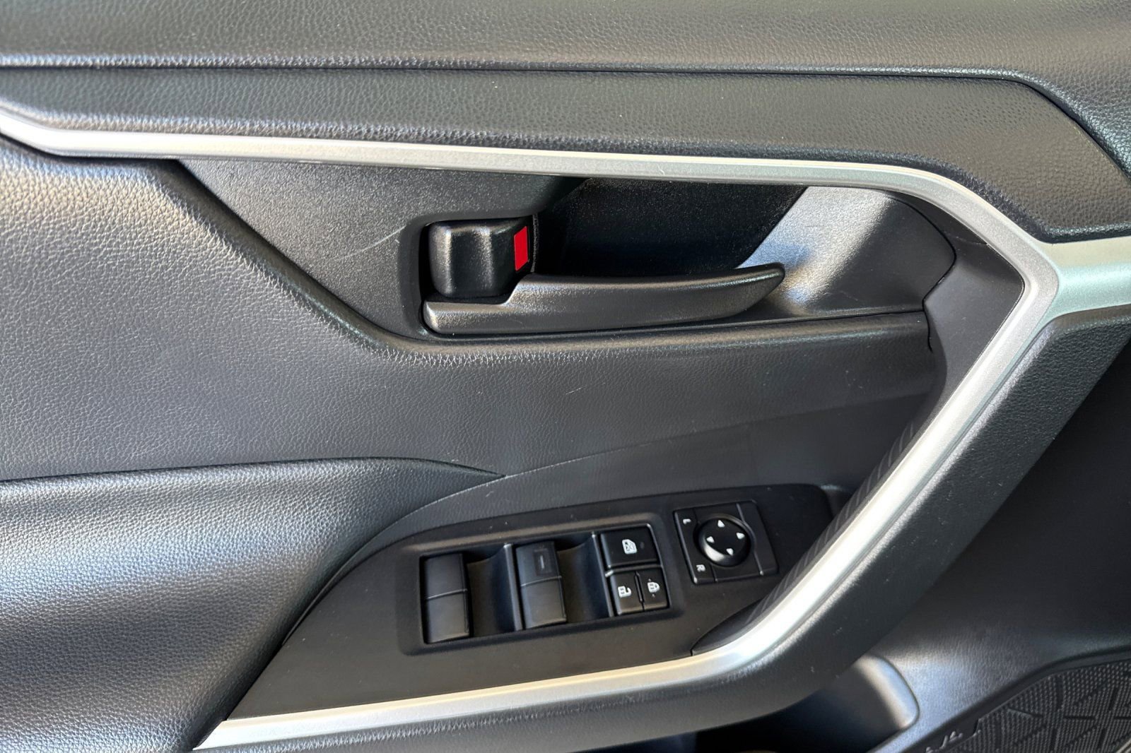 Used 2022 Toyota RAV4 LE image 11
