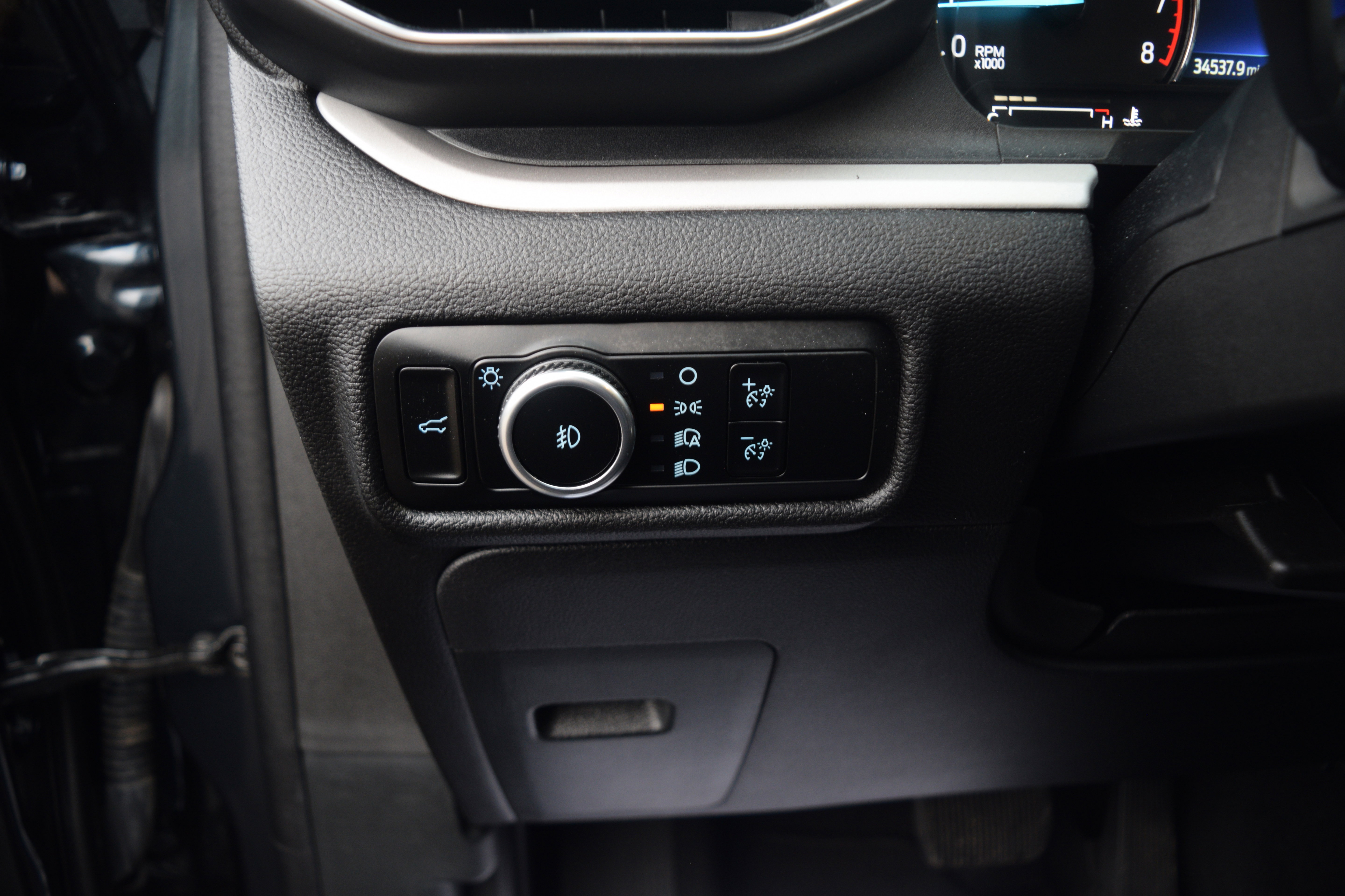 Used 2023 Ford Explorer XLT w/ Equipment Group 202A image 7