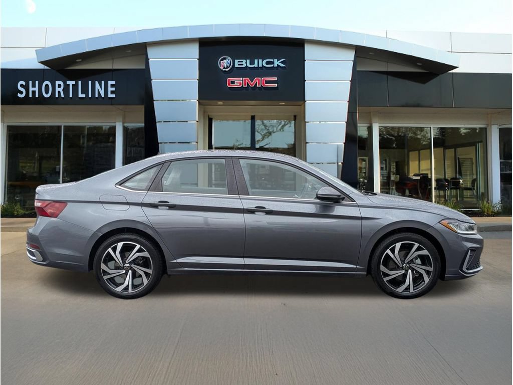 Used 2025 Volkswagen Jetta SEL FWD image 2