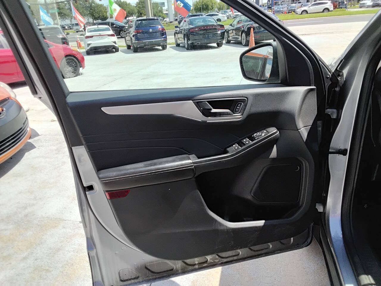 Used 2022 Ford Escape SE FWD image 4