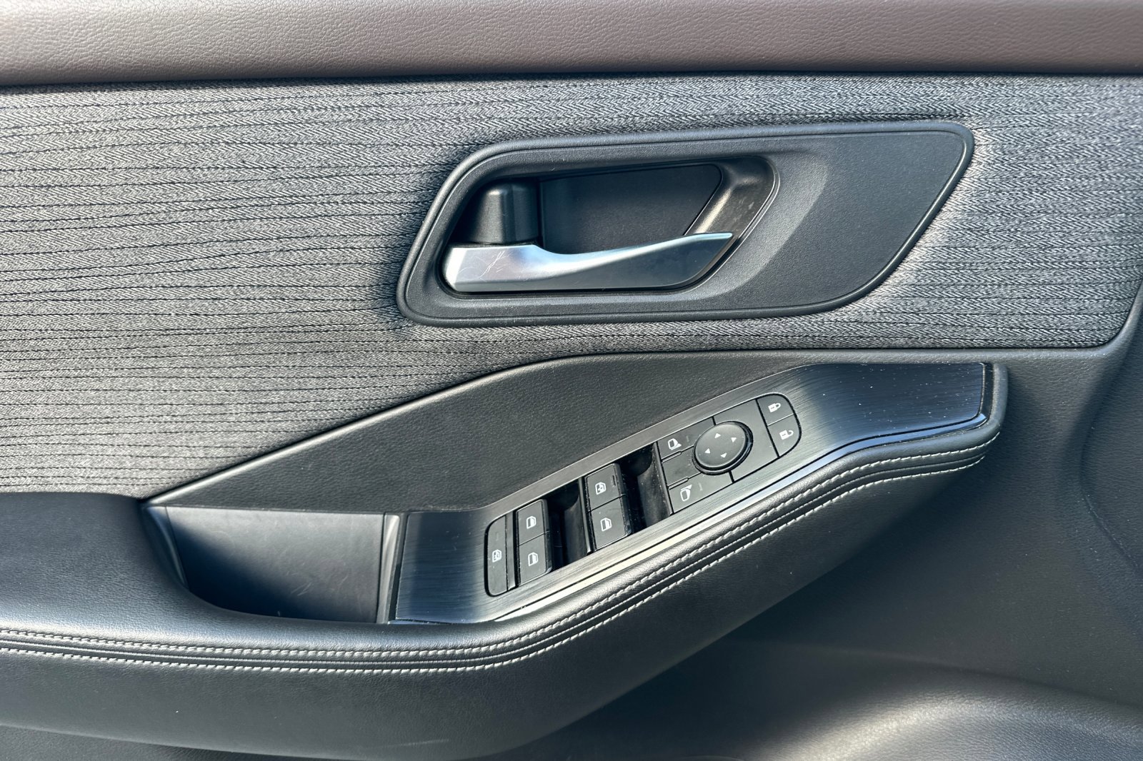 Used 2023 Nissan Rogue SV image 11