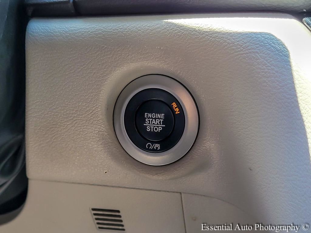 Used 2023 Chrysler Pacifica Touring-L FWD image 18