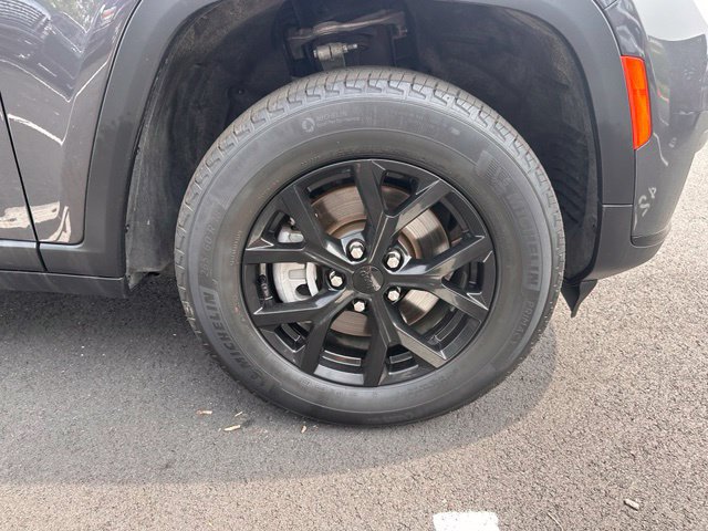 Used 2025 Jeep Grand Cherokee L Laredo AWD/4WD image 13