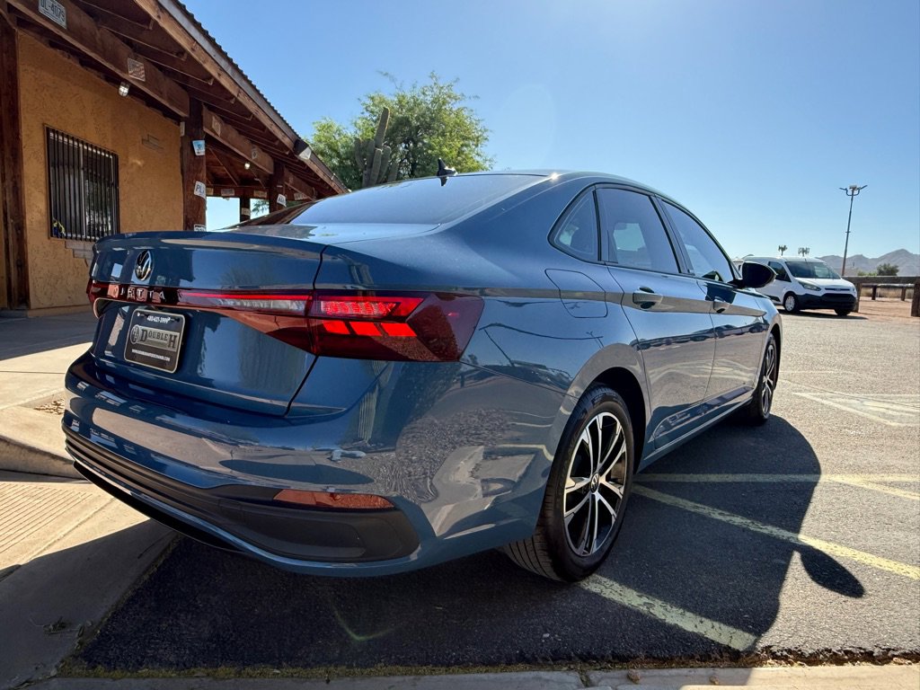 Used 2025 Volkswagen Jetta Sport image 6