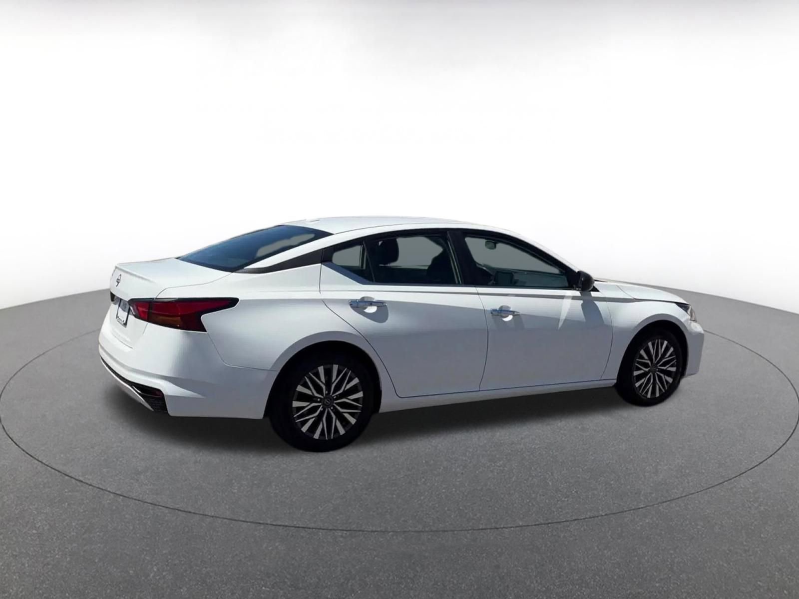 Used 2025 Nissan Altima 2.5 SV FWD image 15