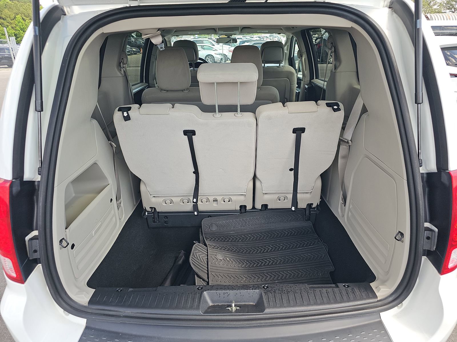 Used 2017 Dodge Grand Caravan SE FWD image 17