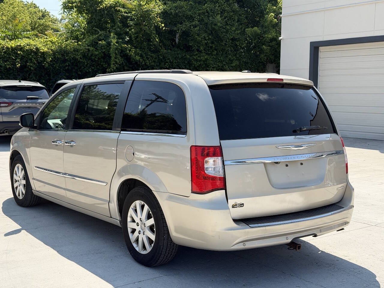 Used 2012 Chrysler Town & Country Touring-L w/ Entertainment Group #2 FWD image 8