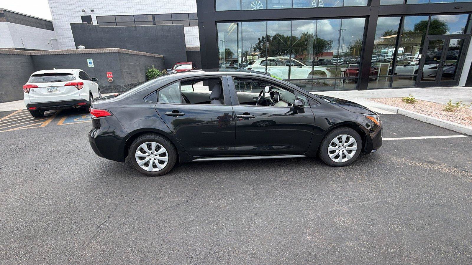Used 2021 Toyota Corolla LE w/ Carpet Mat Package (TMS) FWD image 8
