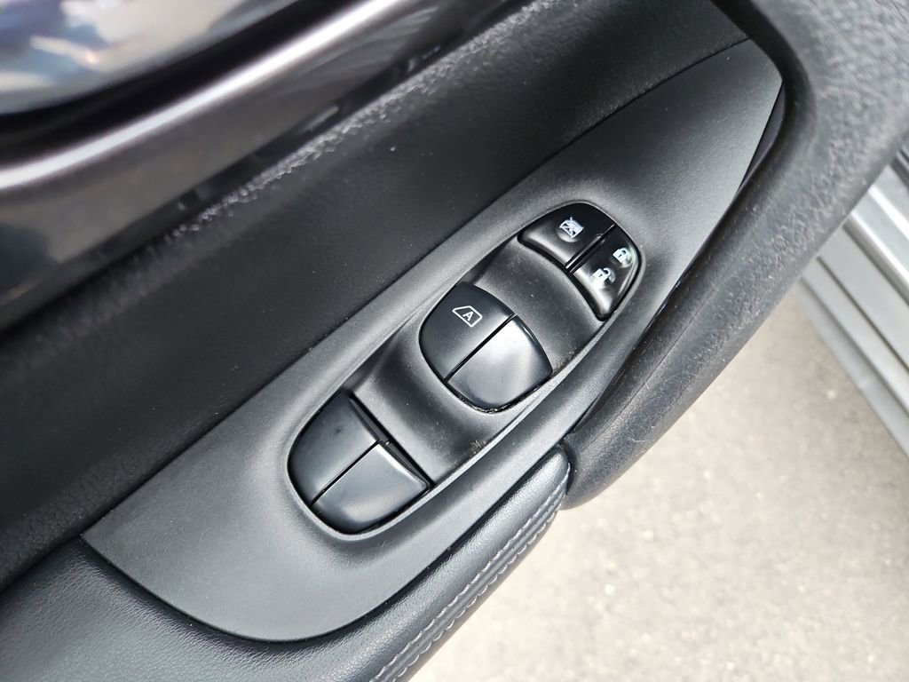 Used 2020 Nissan Rogue SV image 25