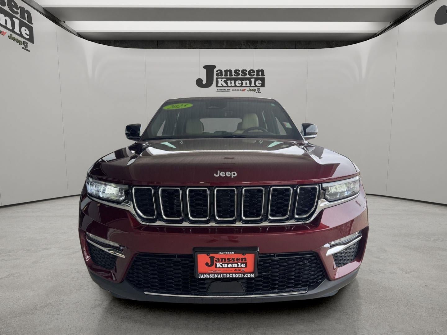 Used 2025 Jeep Grand Cherokee Limited AWD/4WD image 4