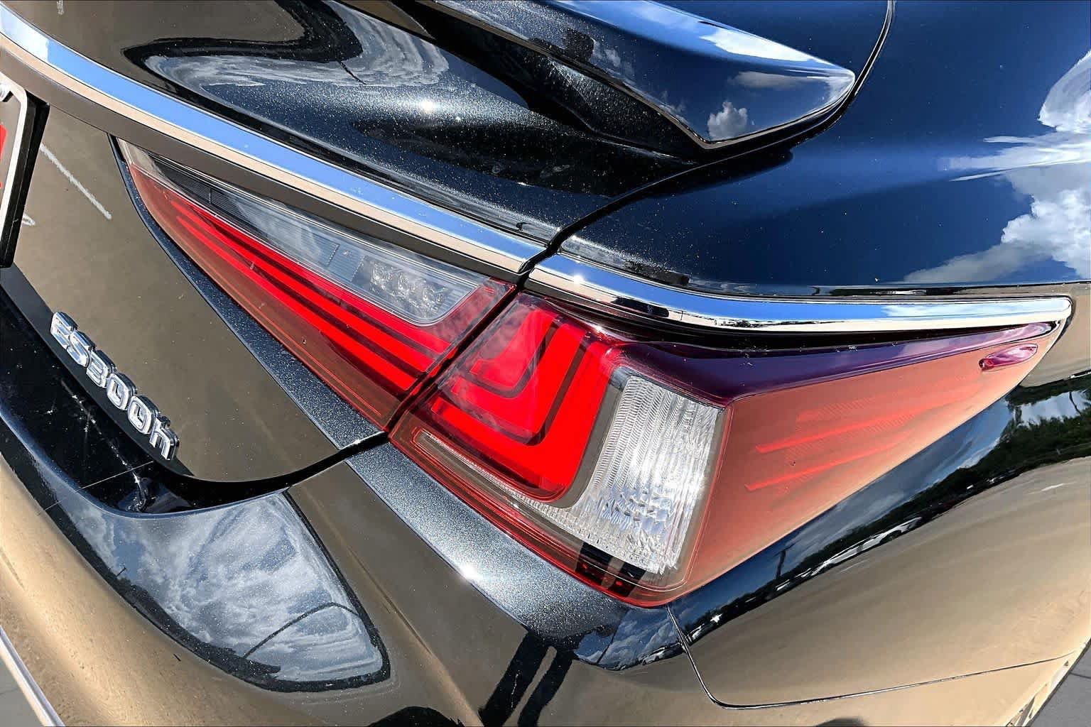 Used 2021 Lexus ES 300h Ultra Luxury w/ Accessory Package 2 FWD image 29