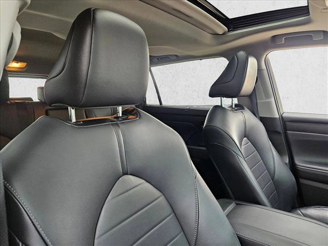 Used 2020 Toyota Highlander XLE image 24