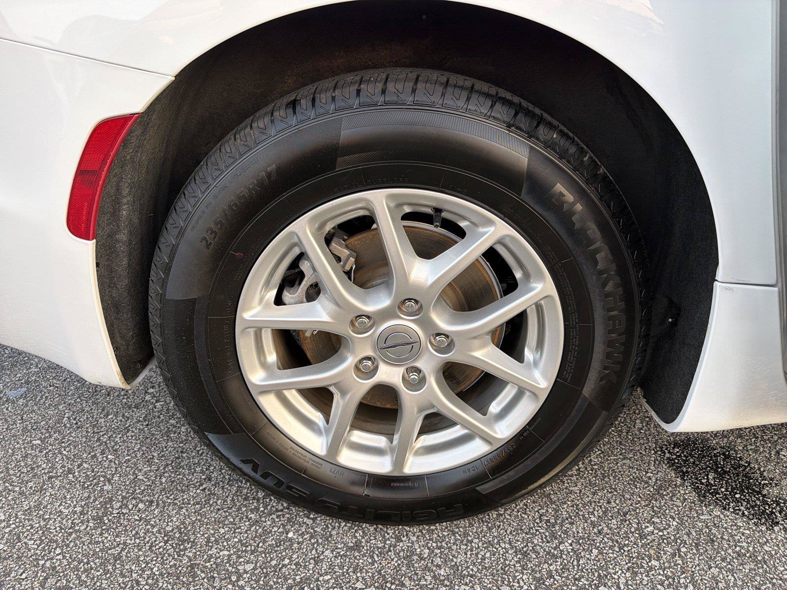 Used 2024 Chrysler Pacifica Touring-L FWD image 16
