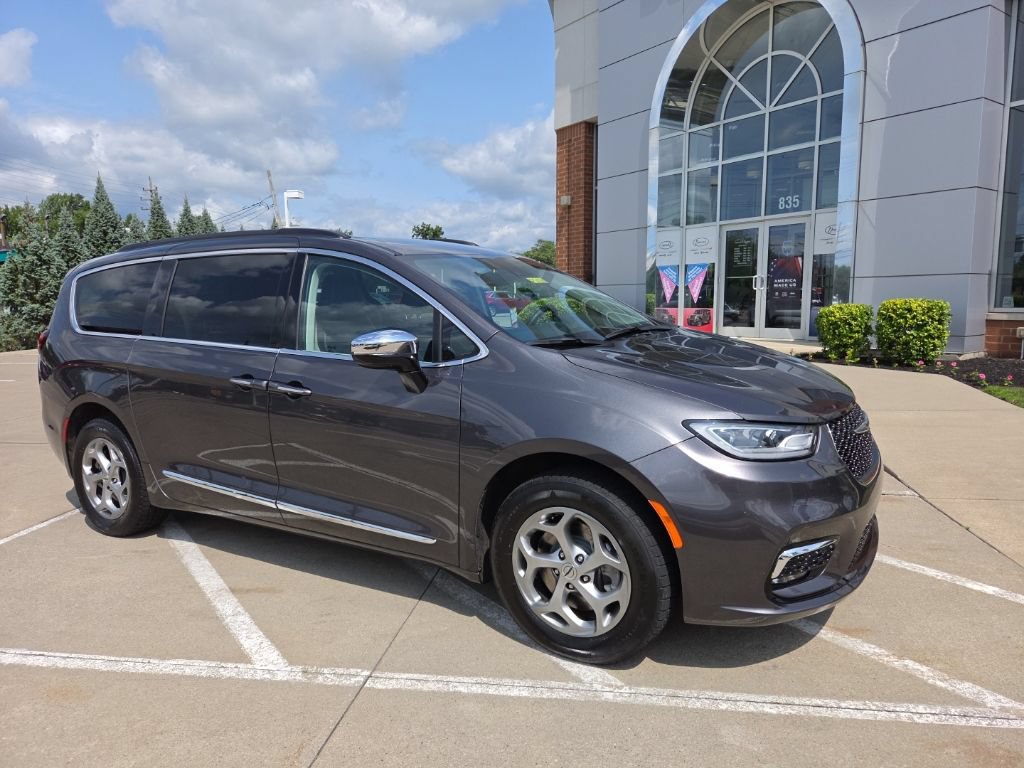 Certified 2023 Chrysler Pacifica Limited w/ Uconnect Theater Family Group AWD/4WD image 2
