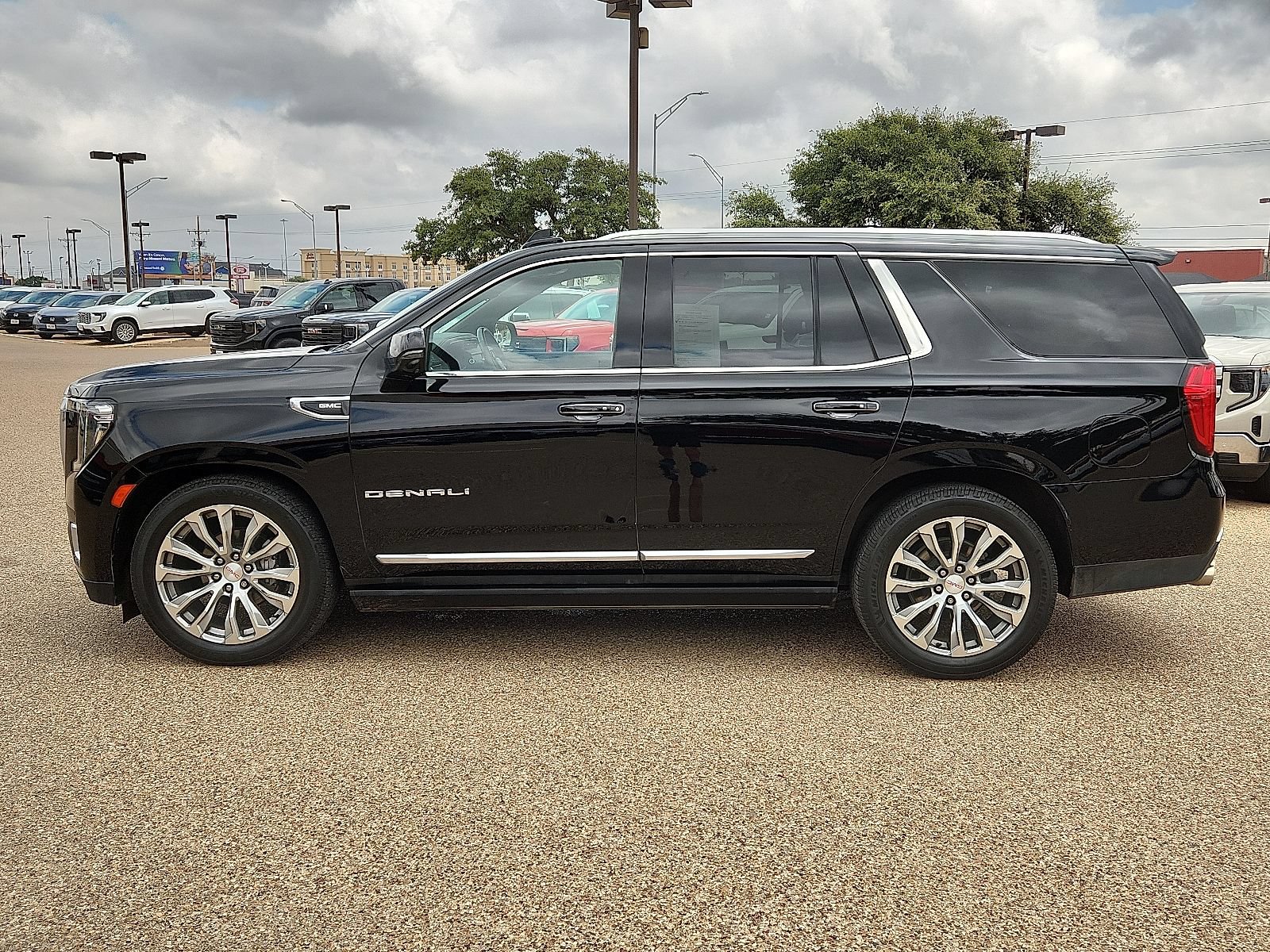 Used 2021 GMC Yukon Denali AWD/4WD image 2