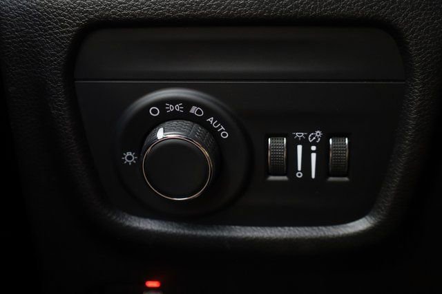 Used 2023 Jeep Grand Cherokee Laredo image 16