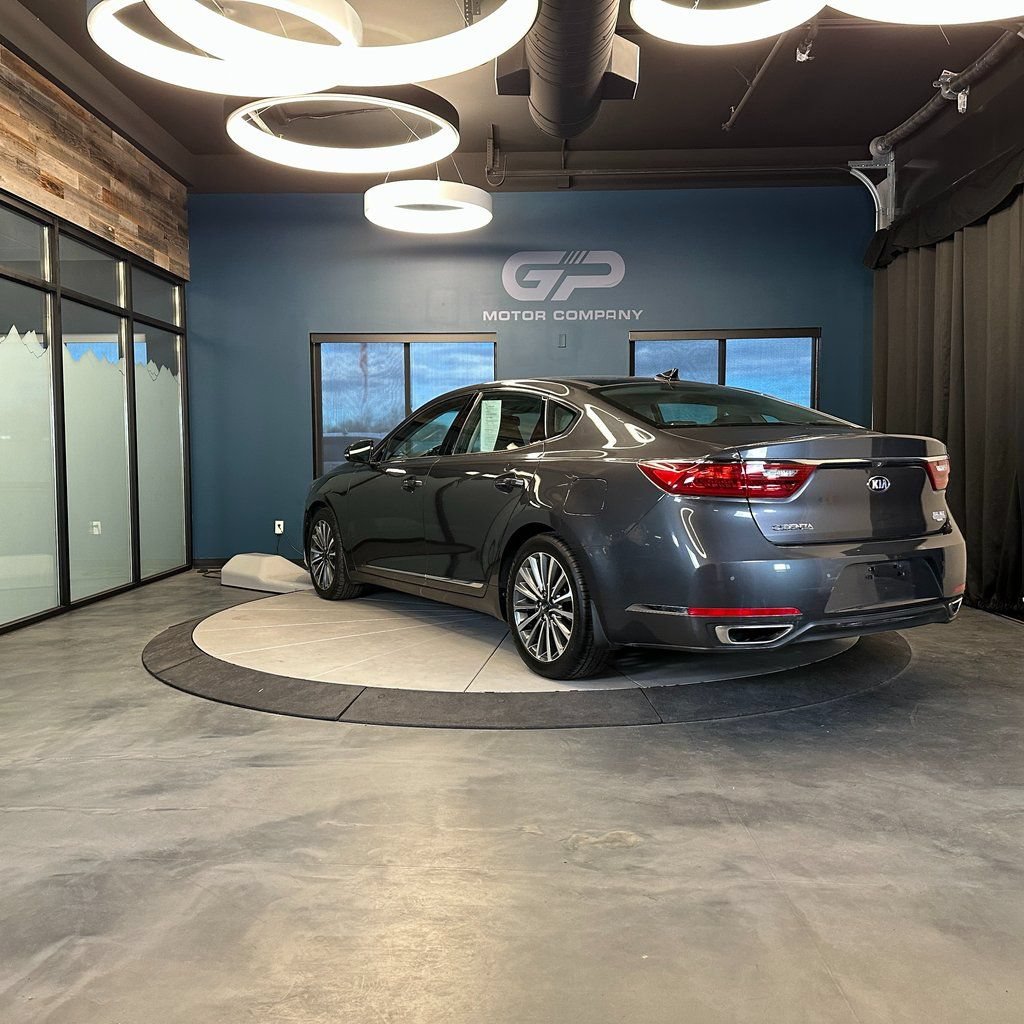 Used 2018 Kia Cadenza Premium w/ Luxury Package FWD image 5