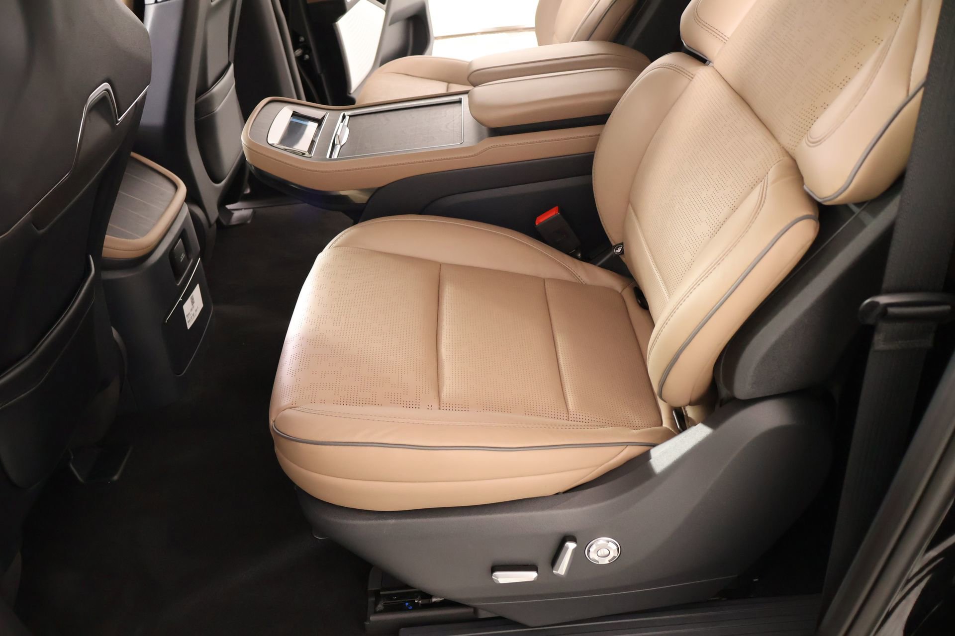 New 2026 Lincoln Navigator L Black Label AWD/4WD image 12