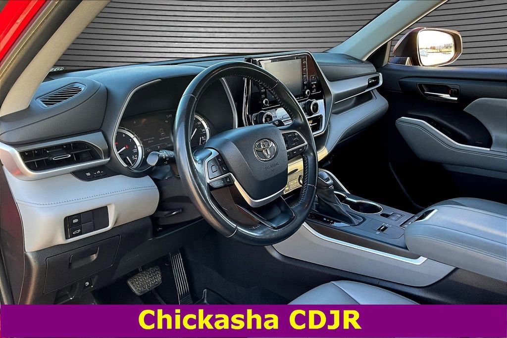 Used 2022 Toyota Highlander XLE image 16